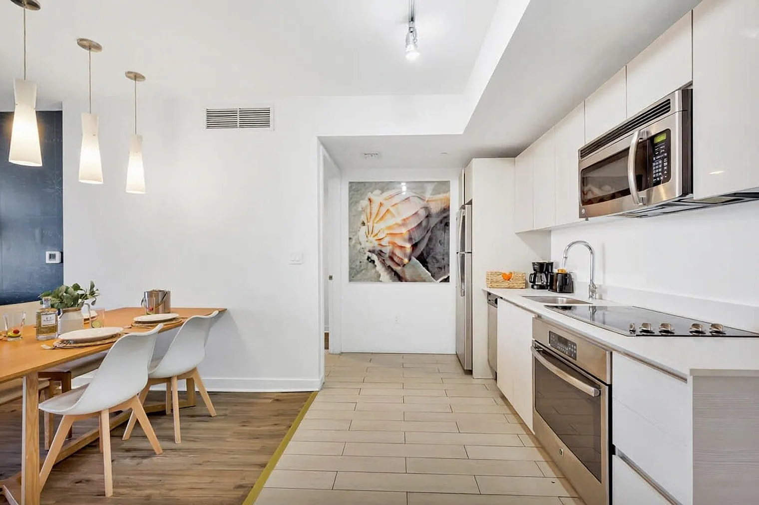 1 bed, 1.0 bath, 699 sqft, $3,787 — Photo 3