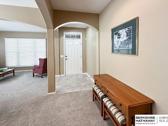 3rd image of 923 S 188th Ct