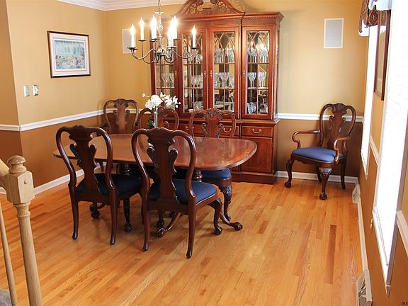 4th image of 30 Dorsman Dr