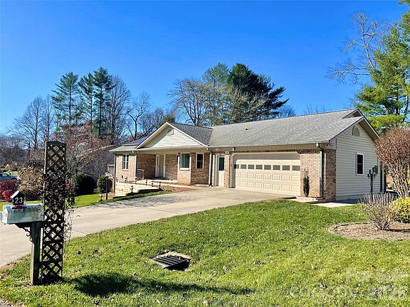 5th image of 23 Saint Andrews Dr
