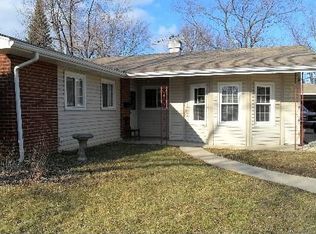 590 Hillcrest Dr, Schaumburg, IL