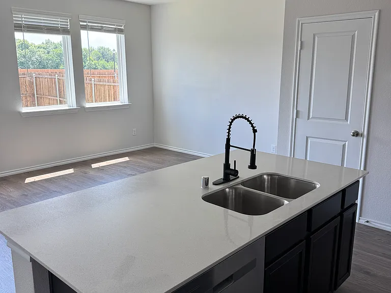 Kitchen Island:
Dishwasher
Sink