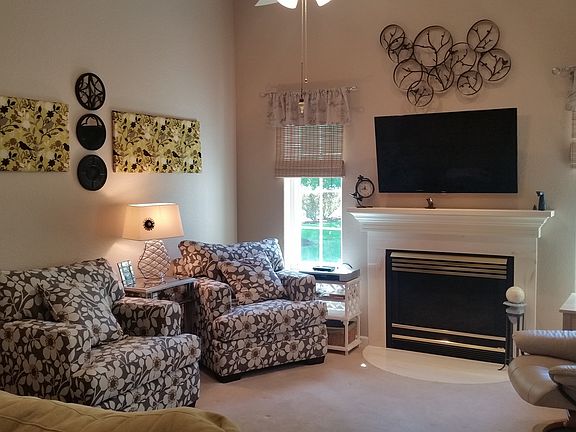 2nd image of 1168 Carriage Cir