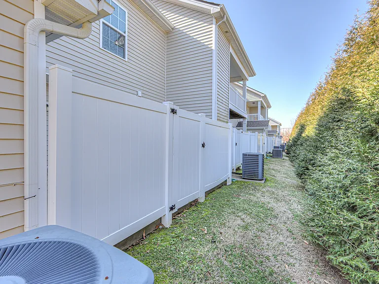 4325 Aurora Cir — Photo 25