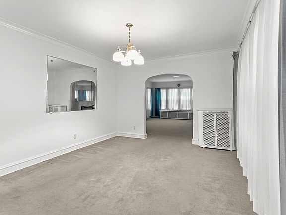 5th image of 5031 N Avers Ave