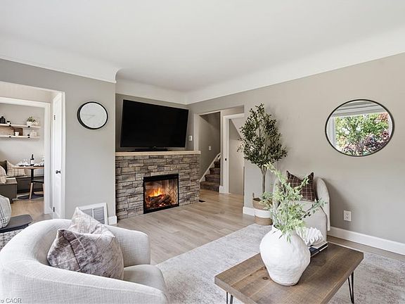 3rd image of 20 Hillview St