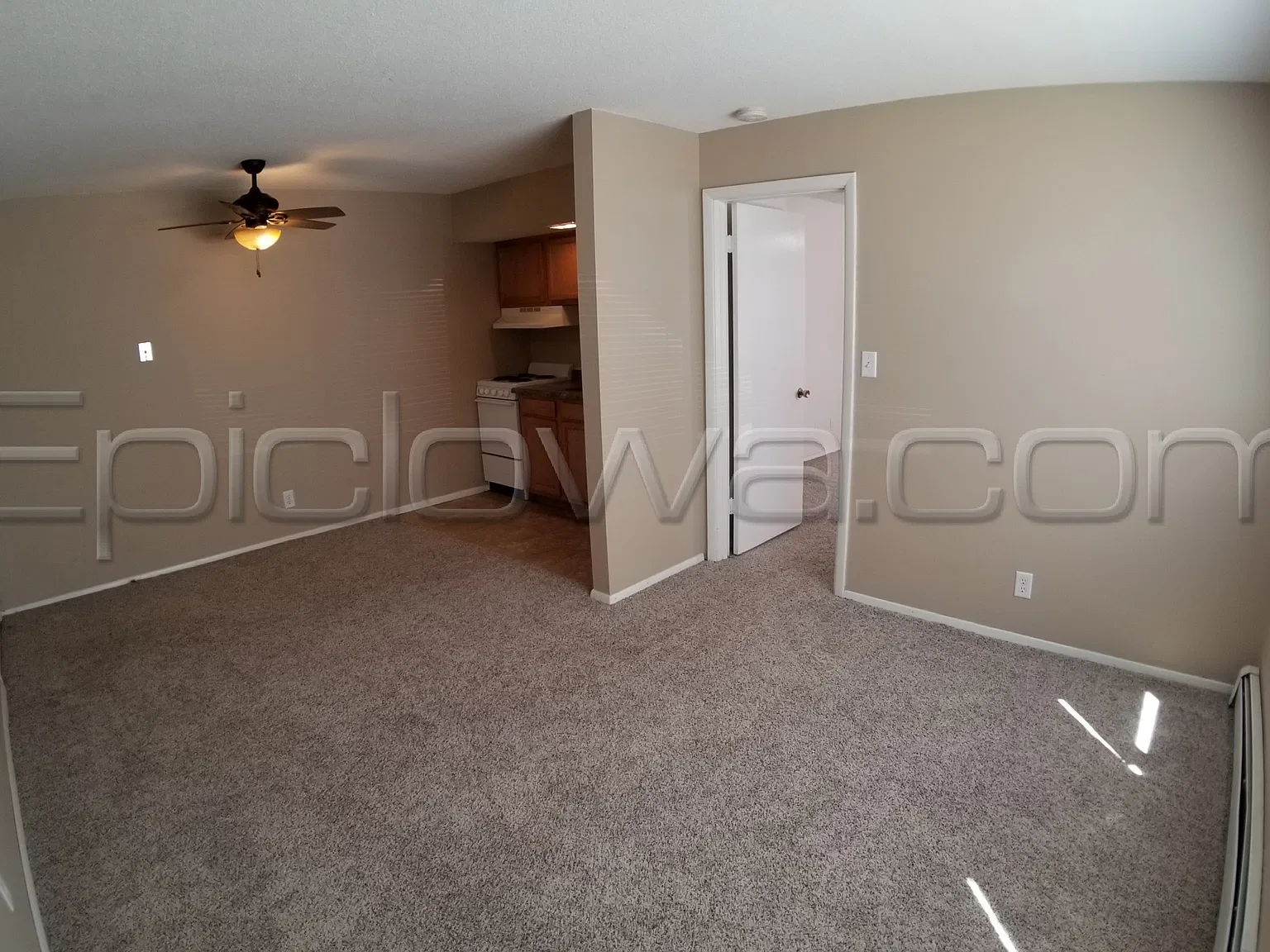 1385 Meadowview Dr - 2 — Photo 2