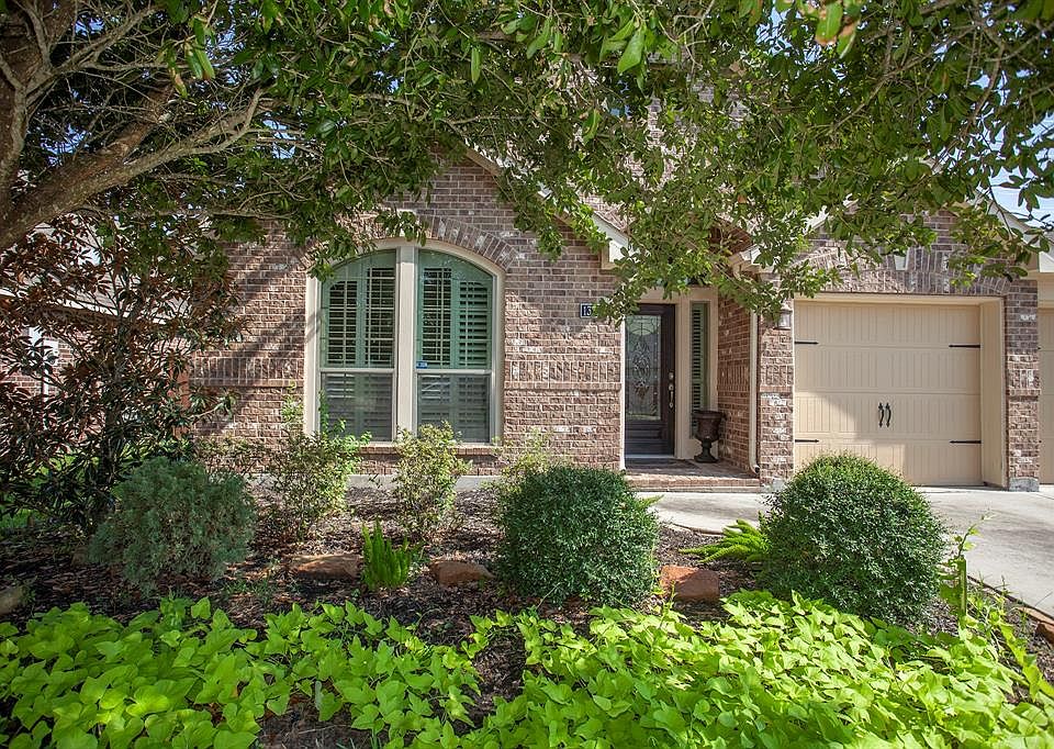 Welcome to 13703 Rainwater Drive in Shadow Creek Ranch! Located just 15 miles from downtown Houston and 12 miles from the medical center, this home enjoys convenient access to work and play....