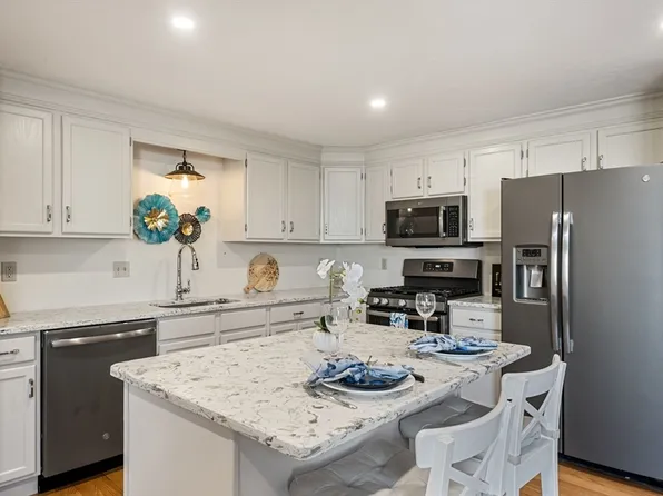 39 Willow Pond Dr, Rockland, MA 02370