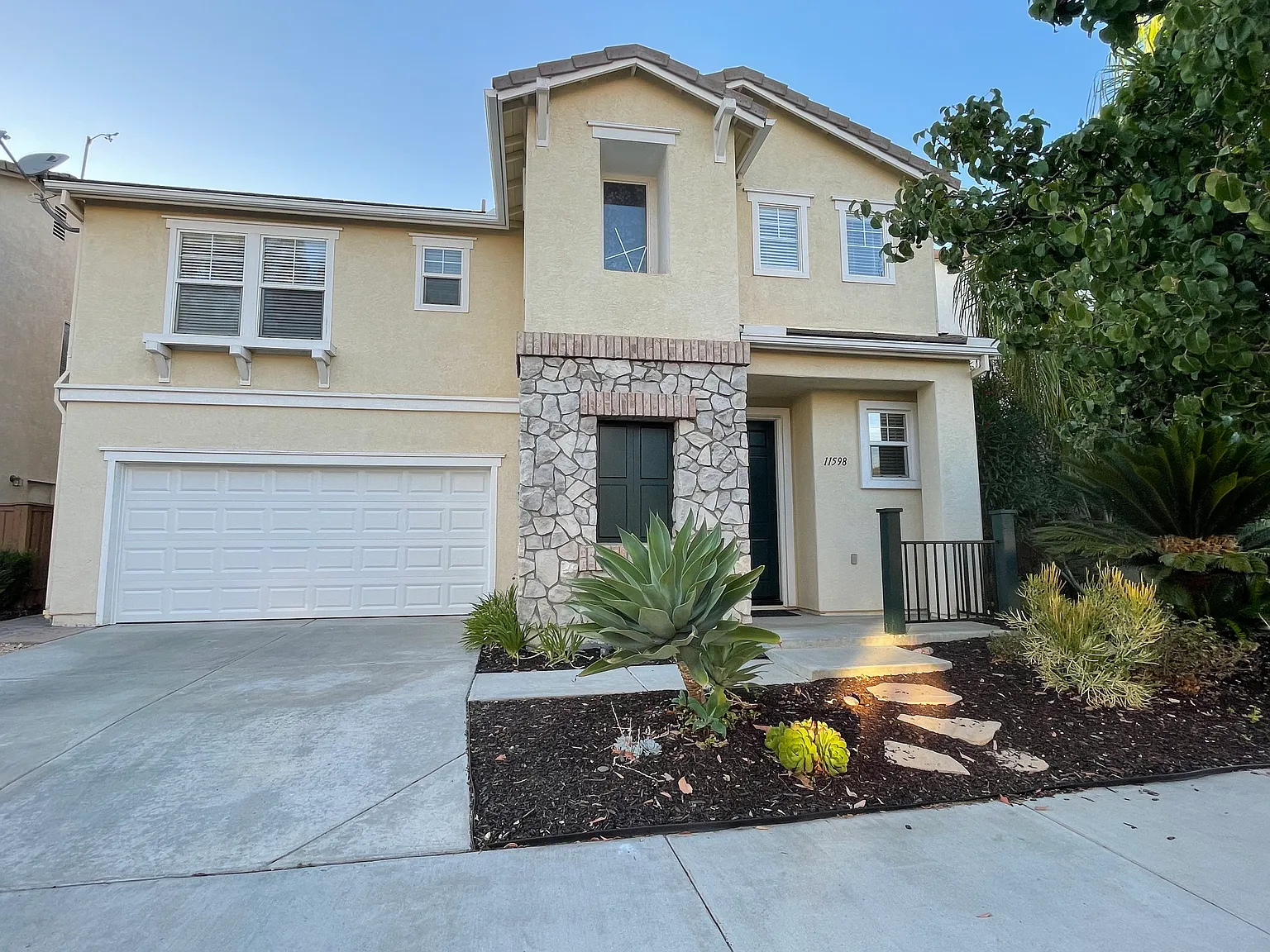 11598 Trailbrook Ln — Photo 2