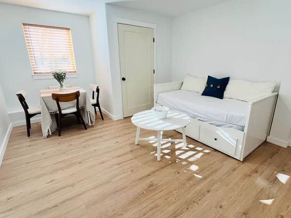 9-11 Poets Corner Rd, Amherst, MA 01002