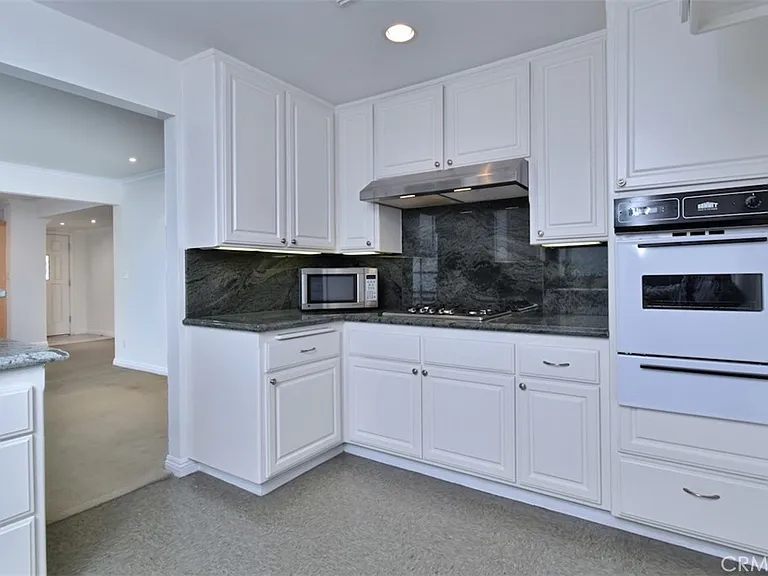 15344 Greenleaf St — Photo 14