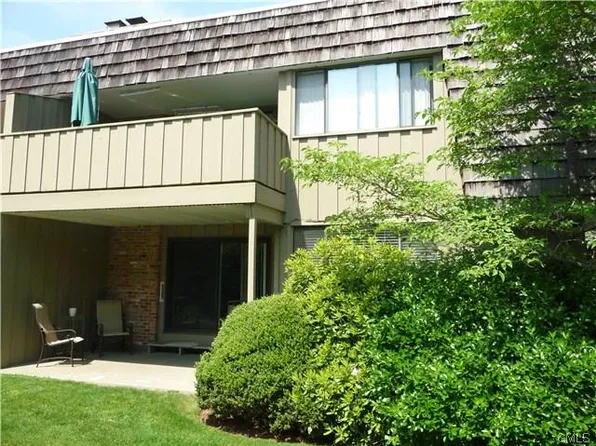 79 Ledgebrook Dr, Norwalk, CT 06854