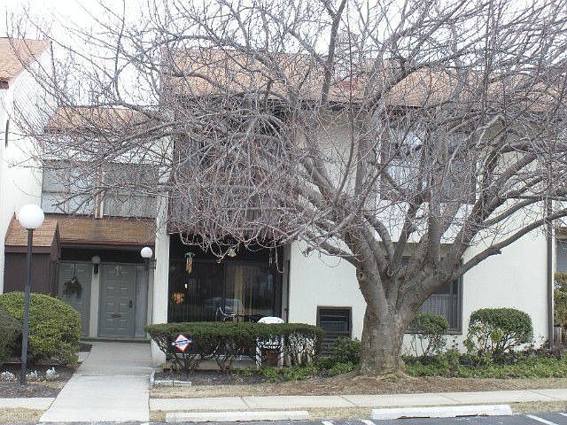 2nd image of 404 Raintree Ln