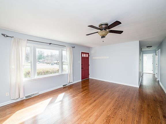 3rd image of 826 Dawnridge Dr