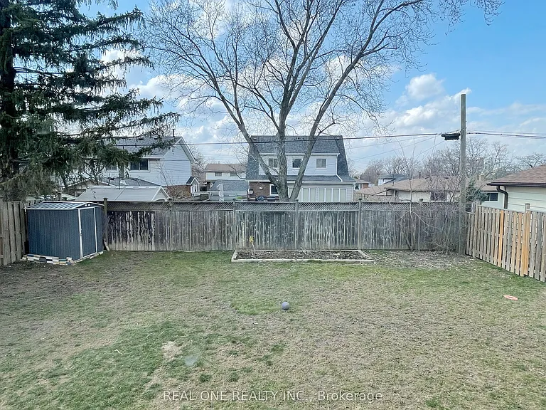 138 Welbourn Dr #UPPER — Photo 22