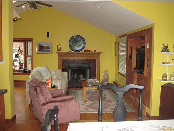 Built in entertainment ctr.