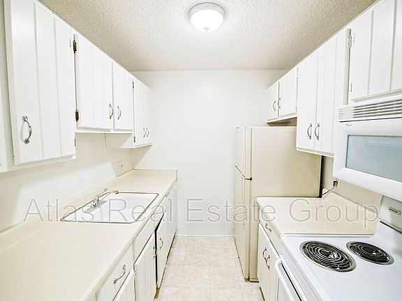 5th image of 2290 S Oneida St Unit 214