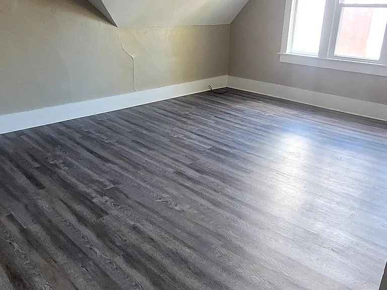 324 W 9th St — Photo 15
