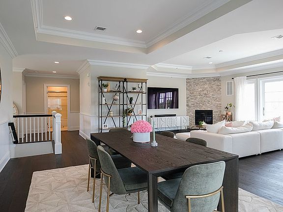 4th image of 4 Village Green Dr