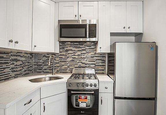 3rd image of 100 Jefferson Ave #2A