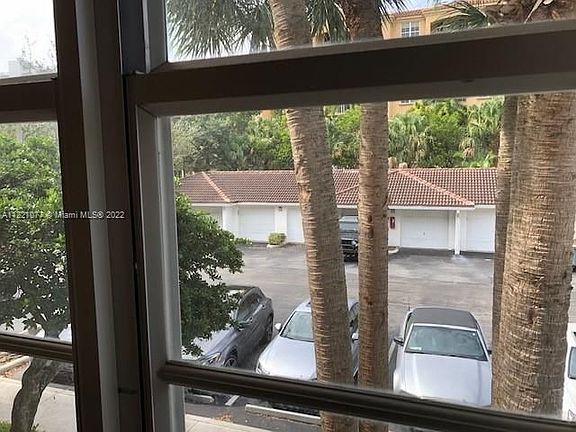 4th image of 3115 NE 184th St APT 4201