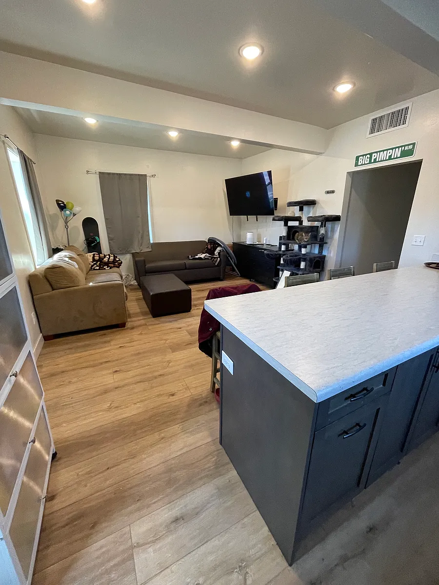 Living area - 704 W Clay Ave