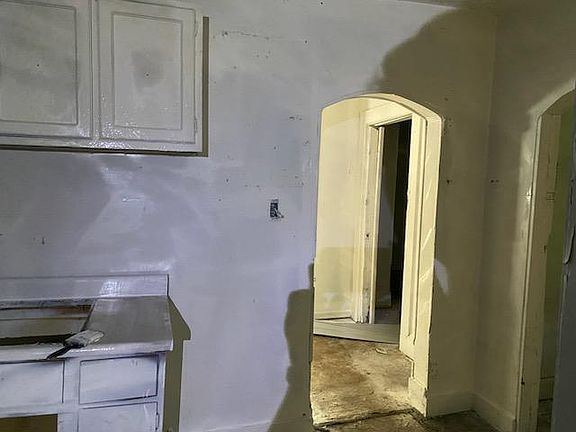 5th image of 639 Warren Ave