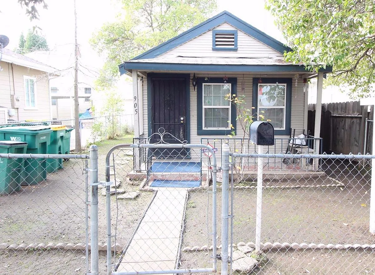 905 N Airport Way photo 1