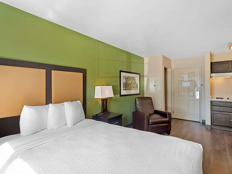 Deluxe Studio - 1 Queen Bed