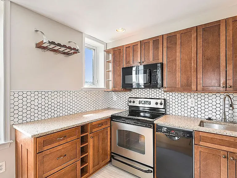 676 4th St NE #302 — Photo 8