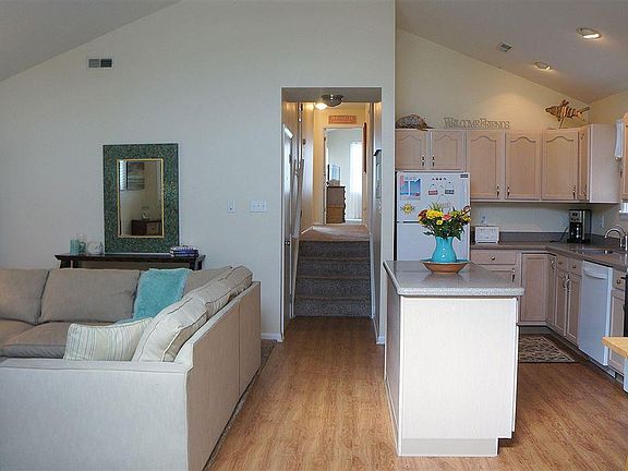 2nd image of 823 2nd St #2