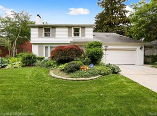 20114 Fairway Dr, Grosse Pointe Woods, MI 48236