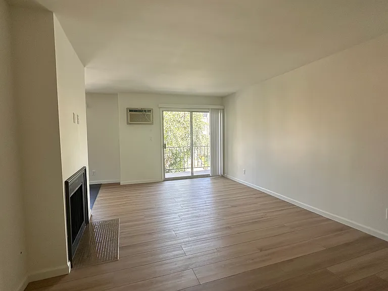 1421 Amherst Ave #5 — Photo 2