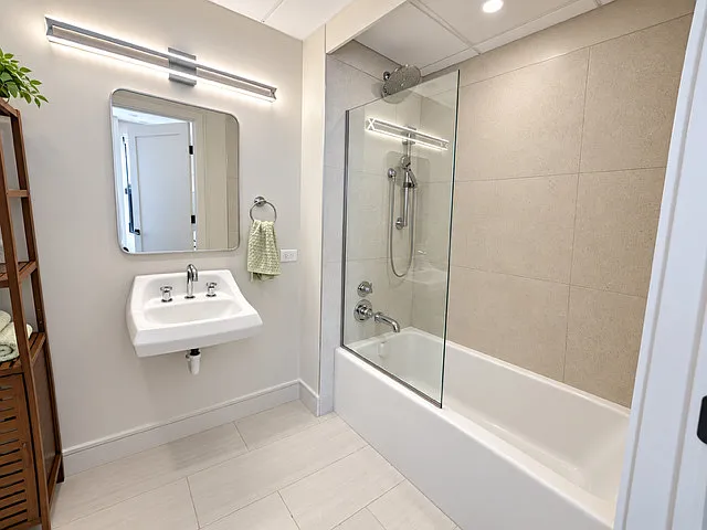2 bed, 1058 sqft, $5,175 — Photo 3
