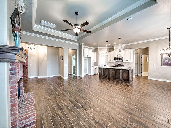 4th image of 2405 Milano Ln