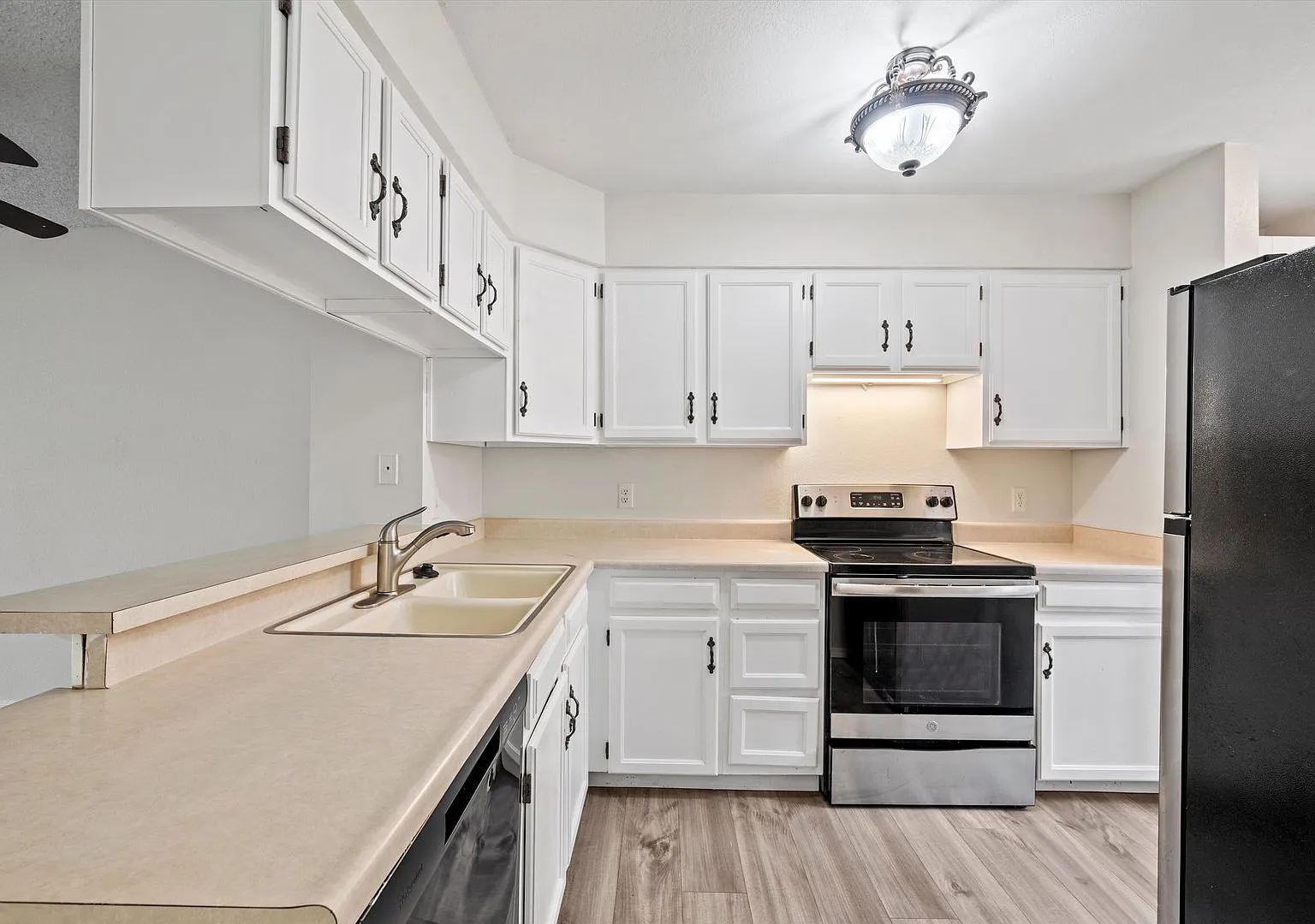 Beautiful 2-Bedroom Westminster Townhome with Private Patio — Photo 4
