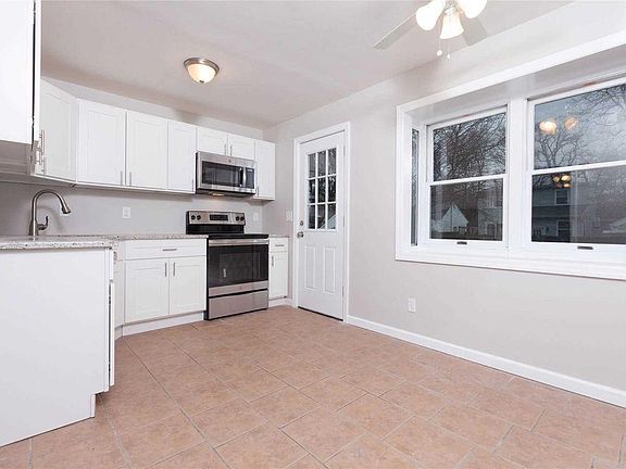 5th image of 95 Copiague Pl