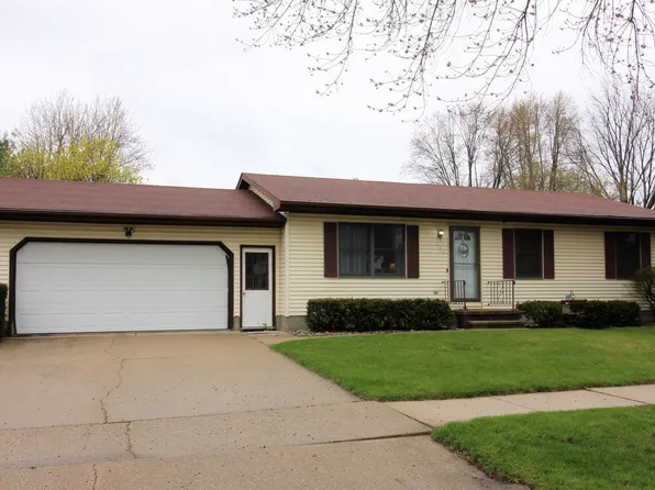 204 W Oak St, Saint Johns, MI 48879