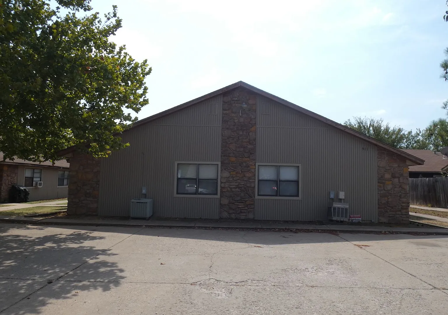 911 NE Tortoise Apt. B — Photo 1