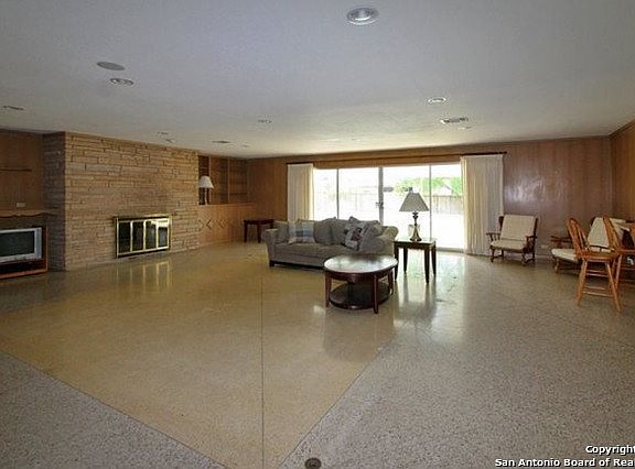 3rd image of 202 Gardenview Dr