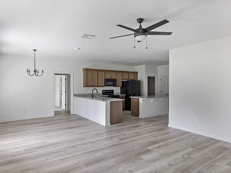 185 Southgate Dr — Photo 3