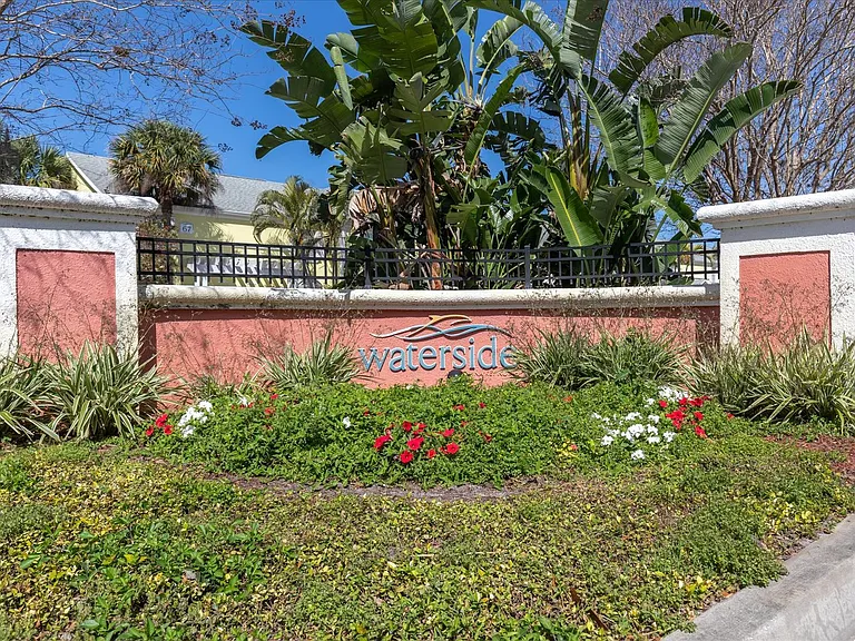102 Pompano Dr SE #C — Photo 2