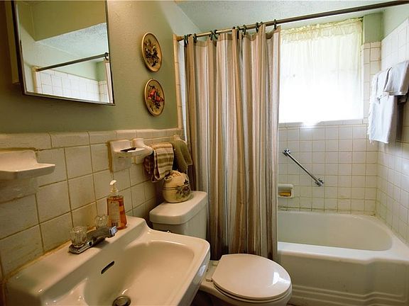 5th image of 209 W Celeste Dr
