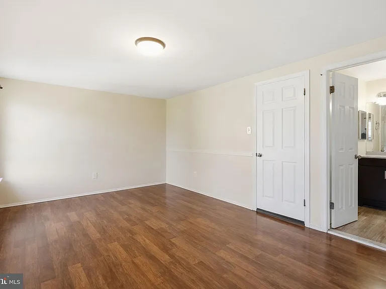 204 Livingston Ct — Photo 21