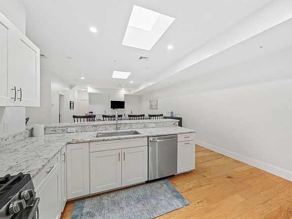 4th image of 599 Washington St Ste 14