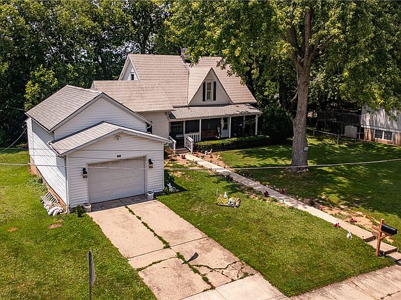 3rd image of 421 Monterey Dr