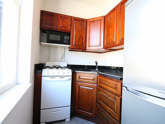4th image of 171 W 4th St #17