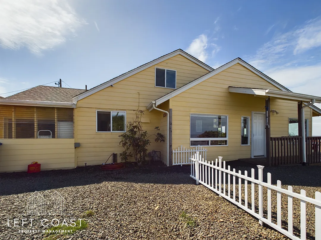 1033 Northwest Inlet Avenue - 1 — Photo 1