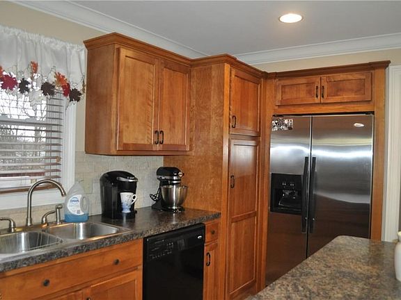 4th image of 2270 Glenwood Dr